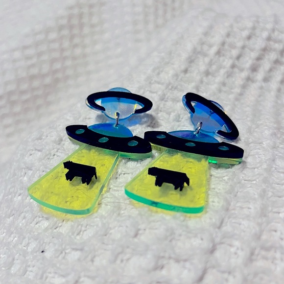 Cow Alien Spaceship Earrings - Picture 4 of 4